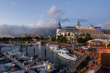 Taipei, Tayvan - Temmuz 16,2018 Tamsui Twilight fisherman's wharf ve ünlü aşıkların köprü nerede çiftler ziyaret gün batımını görüntülemek için