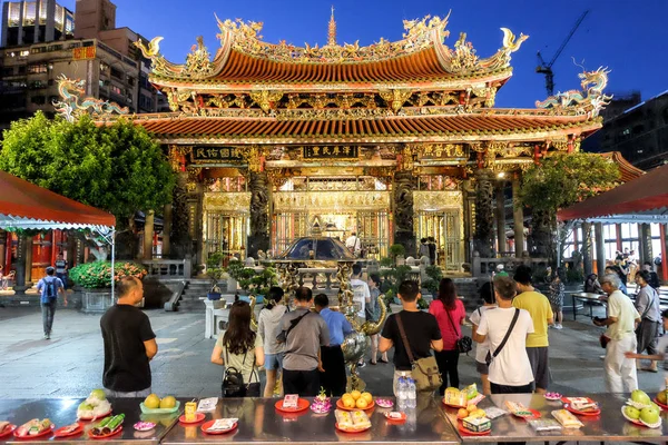 Taipei Taiwán Julio 2018 Gente Reza Templo Budista Longshan Ciudad — Foto de Stock