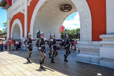 Taipei, Tayvan - 18 Temmuz 2018: Tayvanlı askerler askeri bekçi, Taipei, Tayvan Ulusal devrimci şehit tapınak değiştirme