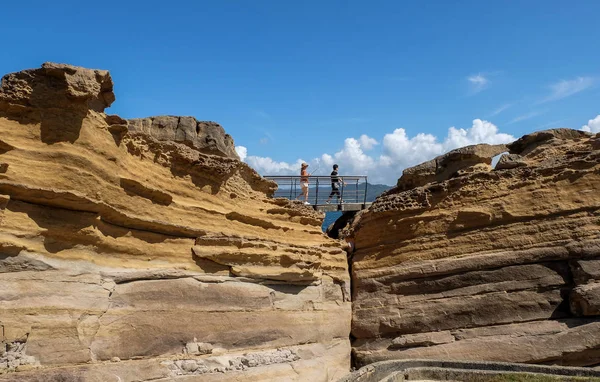 Taipei, Tayvan - 19 Temmuz 2018-Yehliu Geopark, New Taipei City, Tayvan doğal peyzaj. İkonik dahil benzersiz jeolojik oluşumlar 
