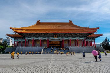 Taipei, Tayvan - 20 Temmuz, 2018:People Ulusal Tiyatro Salonu, Tayvan Ulusal Tayvan Demokrasi Meydanı Chiang Kai-Shek Memorial Hall, Taipei, Tayvan etrafında yürüyüş