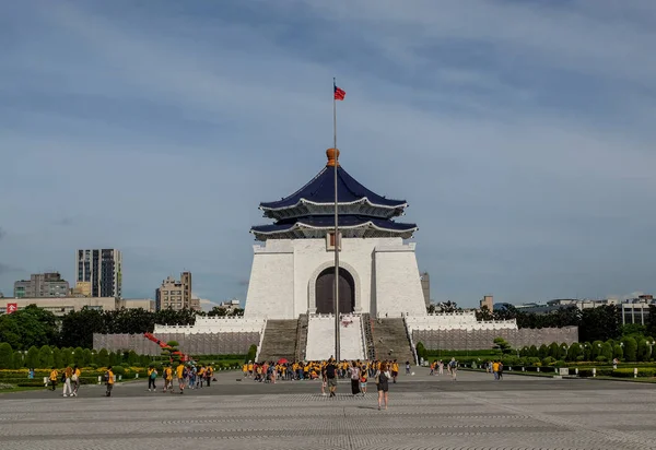 Taipei, Tayvan-20 Temmuz 2018: Çan Kay Şek memorial hall, ünlü anıt, Simgesel Yapı ve turizm cazibe Generalissimo Çan Kay-Şek bellekte inşa etrafında yürüyüş ziyaretçi.