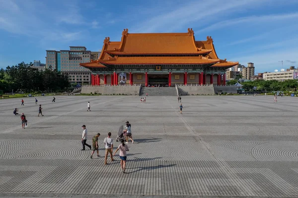 Taipei, Tayvan-20 Temmuz 2018: çevresinde National Music Hall Chiang Kai-shek Memorial Hall yürüyüş ziyaretçi olduğunda bir ulusal anıt dönüm noktası. Zhongzheng semtinde, Taipei, Tayvan yer alan.