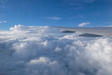 Bulutlar ve gökyüzü bir uçak penceresinden güzel görünümü