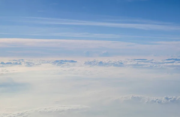 Güneşli Mavi Gökyüzü Arka Plan Üzerinde Bir Uçak Penceresinden Kümülüs — Stok fotoğraf
