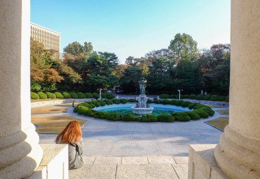 Seoul, Güney Kore - 29 Ekim, 2017:Student Seoul Kyung Hee üniversitede rahatlatıcı vakit geçiriyor. En güzel Üniversitesi Güney Kore.