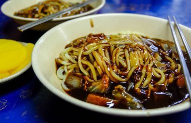 Jajangmyeon, chunjang, doğranmış domuz eti ve sebze yapılmış kalın bir sos ile tepesinde bir Kore Çin noodle jjajangmyeon (Siyah Fasulye soslu erişte) olduğunu. Bu tatlı ve tuzlu şehriye yemektir popüler Kore Gıda.