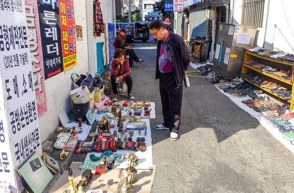 ソウル 2017 朝鮮人東廟前のフリー マーケットでショッピングします 韓国最大の 番目の手の市場 — ストック写真