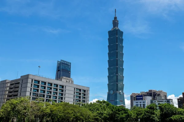 Taipei, Tayvan - Temmuz 20,2018: Modern ofis binaları Xinyi ilçe Taipei 101 19 Temmuz 2018 Taipei, Tayvan dahil olmak üzere. Taipei 101, şu anda dünyanın 2 en yüksek gökdelen olduğunu.