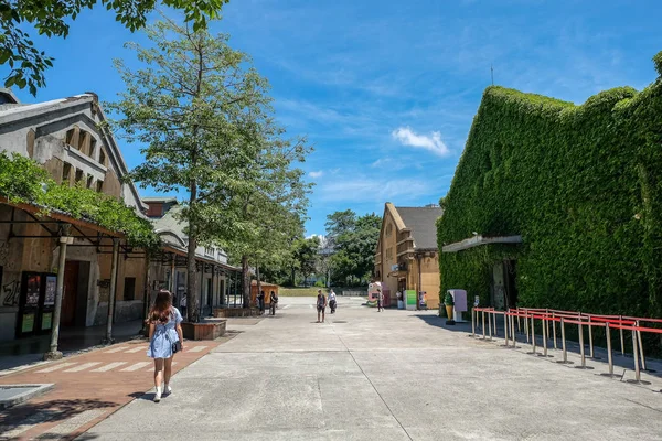 Taipei, Tayvan-20 Temmuz 2018: Huashan 1914'te yürüyen turist yaratıcı parkıdır multi amaç park, Zhongzheng, Taipei, Tayvan.