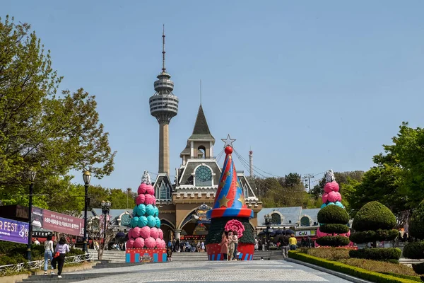 E Dünya tema parkı