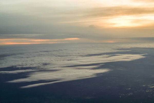 Bulutların üzerinde gündoğumu — Stok fotoğraf