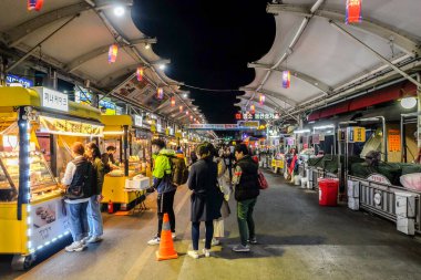 Daegu, Güney Kore, 4 Nisan 2019: Turist ve Korelilerin çoğu Daegu geleneksel pazarını ziyaret ediyor. Seomun pazarı Daegu şehrinde büyük bir pazardır ve özellikle de gece pazarında yiyecek çok şey vardır..