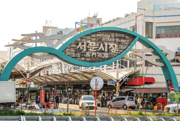 Daegu, Güney Kore, 4 Nisan 2019: Turist ve Korelilerin çoğu Daegu geleneksel pazarını ziyaret ediyor. Seomun pazarı Daegu şehrinde büyük bir pazardır ve özellikle de gece pazarında yiyecek çok şey vardır..