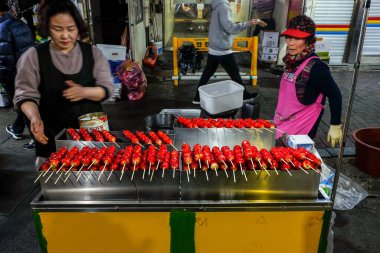 Daegu, Güney Kore, 4 Nisan 2019: Çilek, seomun pazarında gece satılmak üzere şeker kaplamasına batırıldı