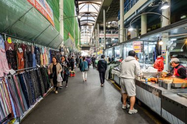 Daegu, Güney Kore, 4 Nisan 2019: Turist ve Korelilerin çoğu Daegu geleneksel pazarını ziyaret ediyor. Seomun pazarı Daegu şehrinde büyük bir pazardır ve özellikle de gece pazarında yiyecek çok şey vardır..