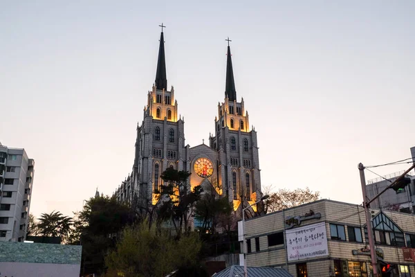Daegu, Güney Kore - 4 Nisan 2019: Daegu Jeil Presbyterian Kilisesi, Güney Kore. Akşam çekilmiş.