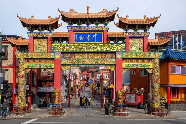 Çin Mahallesi, Incheon, Güney Kore - 11 Nisan 2019: Güney Kore 'nin en büyük Çin Mahallesi olan Incheon' s Chinatown 'daki Çin tarzı Gateway veya Paifang.