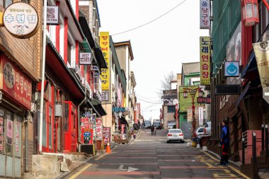 Çin Mahallesi, Incheon, Güney Kore - 11 Nisan 2019: Incheon 'un Çin Mahallesi, Güney Kore' nin en büyük Çin Mahallesi, Çin Dükkanları ve Restoranları ile tanınan bir Turist Çekimi.