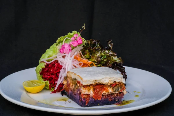 Lazanya bazlı fırında patates katmanları ve ratatouille ve beşamel gratin.