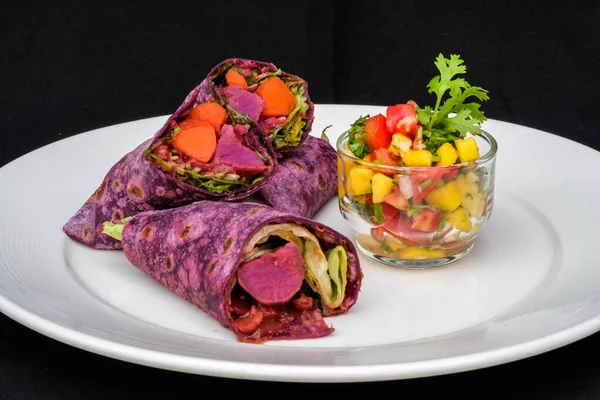 Zelfgemaakte Zoete Aardappel Tortillas Wrap Met Authentieke Massaman Curry Serveren — Stockfoto