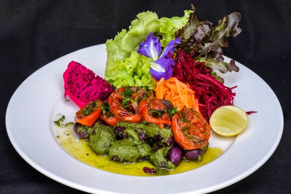 Ev yapımı tatlı patates Gnocchi pesto soslu ve limonlu salata soslu..