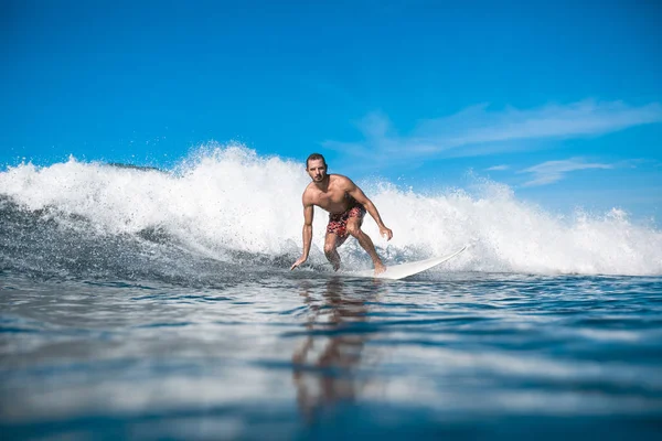 Surfing — Zdjęcie stockowe