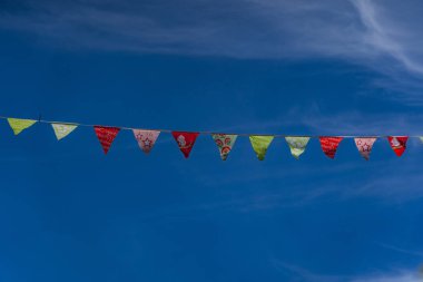 Mavi gökyüzü arka plan ile bir ip bayrakları