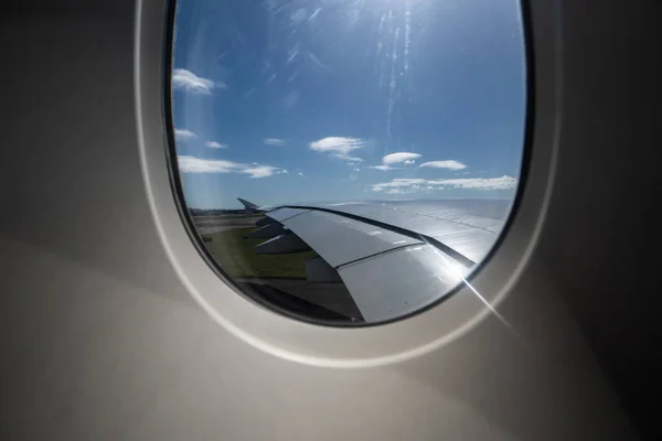 Imagem Uma Janela Avião Nuvens Céu Como Visto Através Janela — Fotografia de Stock