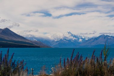 glentanner park merkeze yakın mount cook, Lake pukaki görünümünden bir arka plan mavi gökyüzünde bulutlar, karlı Güney Alpler'in ile