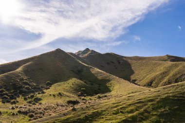 Yeni Zelanda Alpleri üzerinde gün batımı, Yeni Zelanda 'da Burke' ler gün batımında Yeni Zelanda 'dan geçer, Yeni Zelanda' da muhteşem bir günbatımı sırasında güzel bir doğa.,