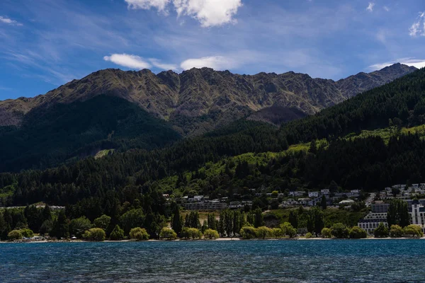 Yeni Zelanda yaz mevsiminde Queenstown 'da, Yeni Zelanda' daki bir gölün üzerinde devasa yağmur bulutları var.