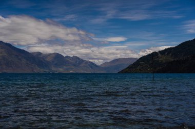Büyük Wakatipu Gölü, arkasında dağlar, Queenstown, Yeni Zelanda 'nın hemen dışında Wakatipu Gölü.
