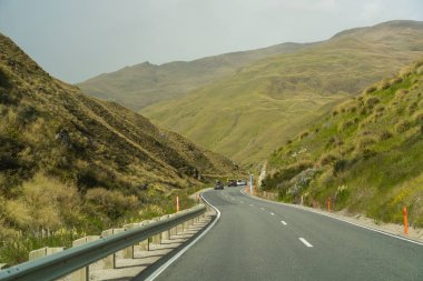Yeni Zelanda 'daki büyük tepeler, Yeni Zelanda' nın dağları ve arka planda büyük doğal gökyüzü.