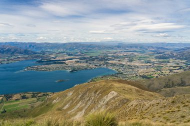 Roys Tepesi 'nin tepesinden wanaka, Roys' un Wanaka 'nın tepesinden manzarası, Yeni Zelanda' nın muhteşem manzarası.