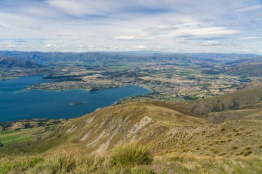 Roys Tepesi 'nin tepesinden wanaka, Roys' un Wanaka 'nın tepesinden manzarası, Yeni Zelanda' nın muhteşem manzarası.