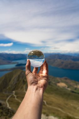 Yeni Zelanda 'da Roys' un zirvesinde bir lens topu, Yeni Zelanda 'da bir dağın tepesinde kristal küre, Roys' un zirvesinde görüntü, mercek topu fotoğrafçılığı