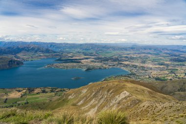 Roys Tepesi 'nin tepesinden wanaka, Roys' un Wanaka 'nın tepesinden manzarası, Yeni Zelanda' nın muhteşem manzarası.