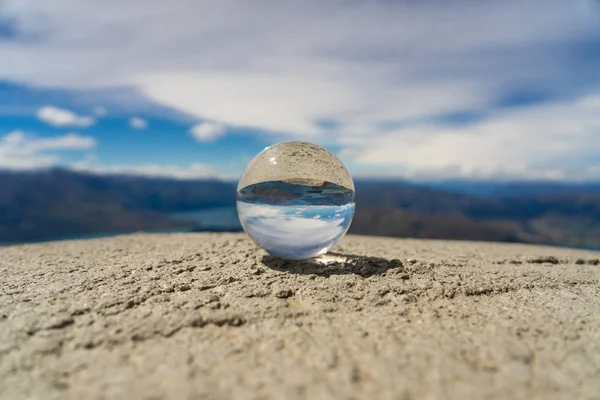 Roys zirvesinde lensball, Roys zirvesinde kristal cam top, Yeni Zelanda 'da bir dağın tepesinde cam top, Wanaka Yeni Zelanda' da büyük Roys zirvesi