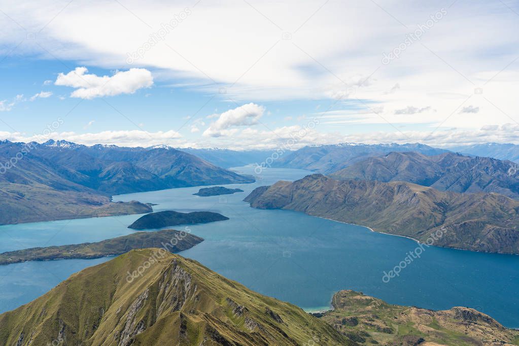 amazing view from Roys peak in wanaka New Zealand, great landscape in wanaka Roys peak, landscape photography in New Zealand, New Zealand landmarks, place to go in wanaka