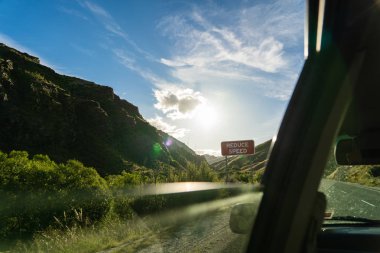 Güzel Yeni Zelanda Alpleri yaz günü gün batımında, Yeni Zelanda 'nın yaz aylarındaki doğu kıyısı Alpleri' nin inanılmaz doğası, Yeni Zelanda manzara fotoğrafçılığı, harika manzara görüntüleri.