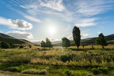 Güzel Yeni Zelanda Alpleri yaz günü gün batımında, Yeni Zelanda 'nın yaz aylarındaki doğu kıyısı Alpleri' nin inanılmaz doğası, Yeni Zelanda manzara fotoğrafçılığı, harika manzara görüntüleri.