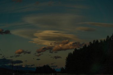 Yeni Zelanda 'da günbatımında büyük bulutlar, Yeni Zelanda' nın Alpleri günbatımında gökyüzünde bulutlar,