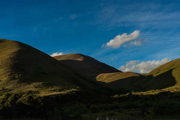 Yeni Zelanda 'da günbatımında büyük bulutlar, Yeni Zelanda' nın Alpleri günbatımında gökyüzünde bulutlar,