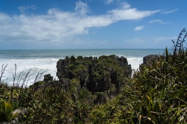 Paparoa Ulusal Parkı 'ndaki Punakaki Krep Kayaları, Batı Yakası, Güney Adası, Yeni Zelanda, Fox Buzulu yakınlarındaki gözleme kayalıklarına genel bakış.