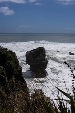 Paparoa Ulusal Parkı 'ndaki Punakaki Krep Kayaları, Batı Yakası, Güney Adası, Yeni Zelanda, Fox Buzulu yakınlarındaki gözleme kayalıklarına genel bakış.