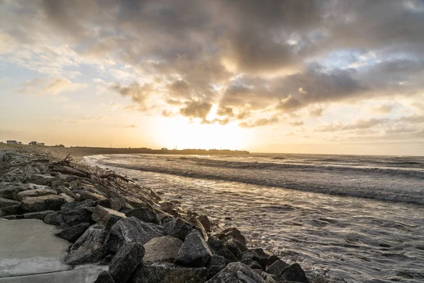 Sonnenuntergang Der Küste Neuseelands Mit Felsen Und Holz Vordergrund Erstaunlicher — Stockfoto