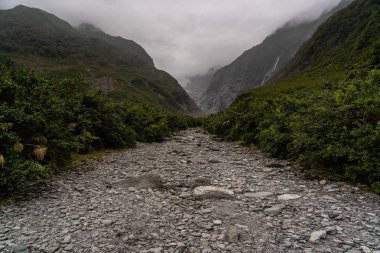 Franz Josef Buzulu ve vadi tabanı, Westland, Güney Adası, Franz Josef Buzul Ulusal Parkı, Yeni Zelanda, Franz Joseph buzulunun etrafındaki güzel doğanın görüntüsü.
