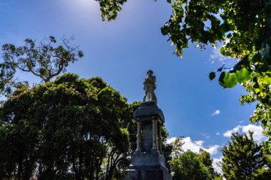 Nelson Kilisesi 'nin yanındaki heykel, Nelson Yeni Zelanda' daki muhteşem heykel.