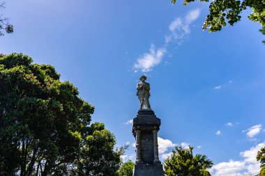 Nelson Kilisesi 'nin yanındaki heykel, Nelson Yeni Zelanda' daki muhteşem heykel.
